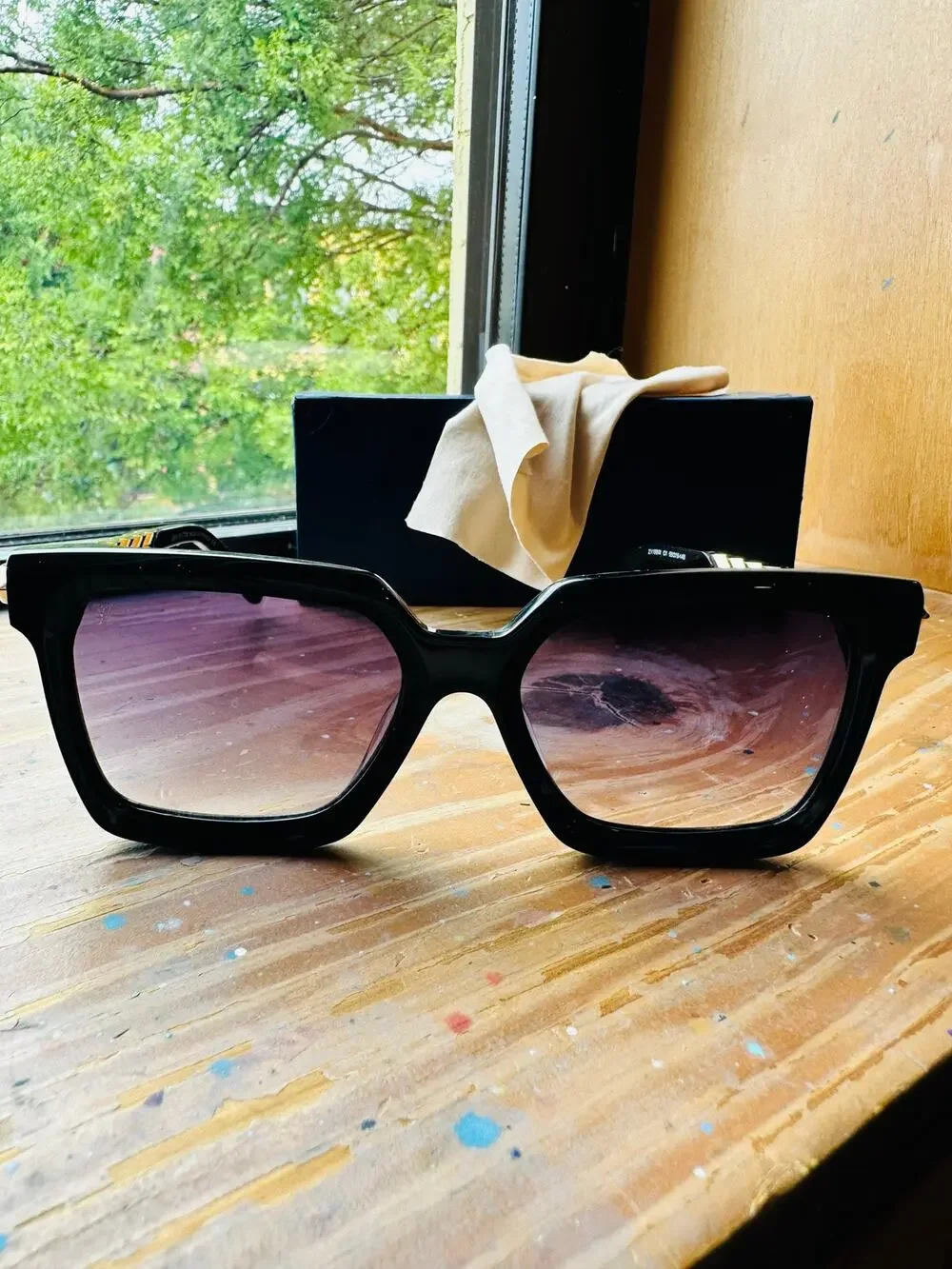 LOUIS VUITTON Black Gold Arrow Chain Sides Edge Cat Eye Sunglasses
